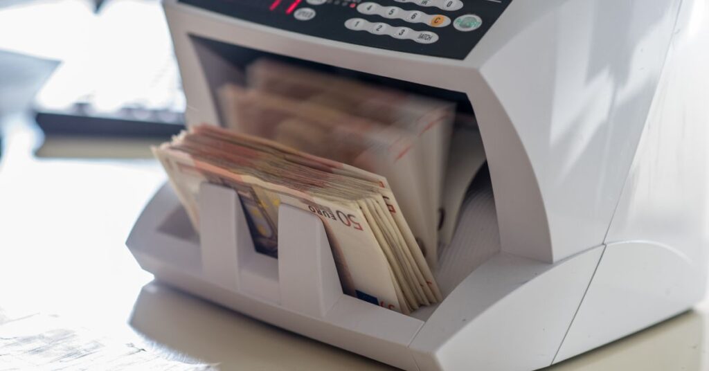 מדוע ספירה מדויקת של מטבעות ושטרות חיונית לבית העסק שלכם?